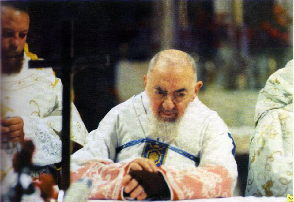 Le déroulement mystique de la Sainte Messe selon Padre Pio ! 62053810