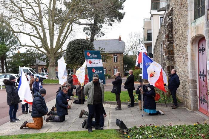 FRANCE : Dissolution de Civitas. Le Gouvernement Macron cible maintenant les Catholiques dits intégr 7e8e1710