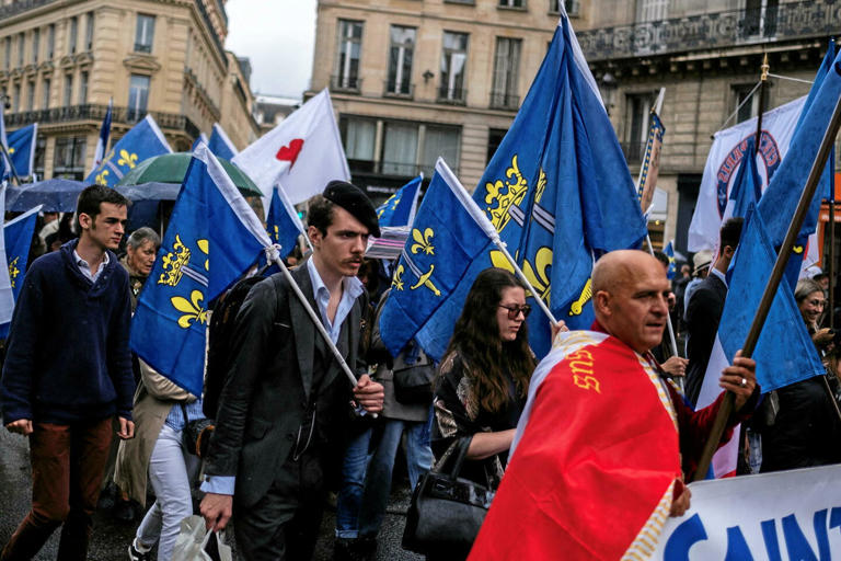 FRANCE : Dissolution de Civitas. Le Gouvernement Macron cible maintenant les Catholiques dits intégr Aa1exu13