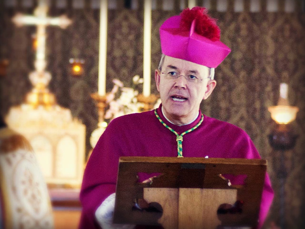 Vidéo-Interview : "La Messe Catholique. Remettre Dieu au centre de la Liturgie - Mgr Schneider" ! Mgr_at10
