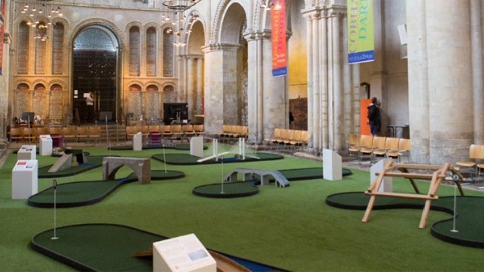 CHRONIQUE DE LA DÉCADENCE 11: Pour attirer plus de visiteurs, une cathédrale se munit d'un mini-putt Roches10