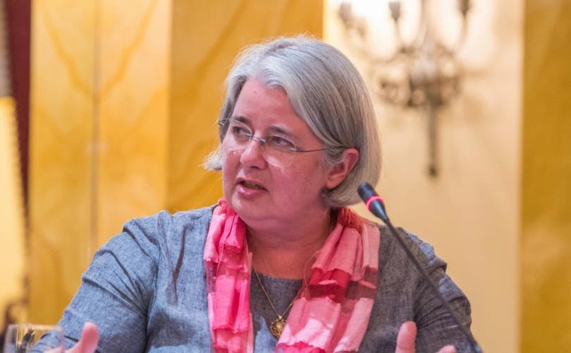 Les efforts incessants pour un Ministère Féminin sont enracinés dans le paganisme et l'idolâtrie ! Sans-165