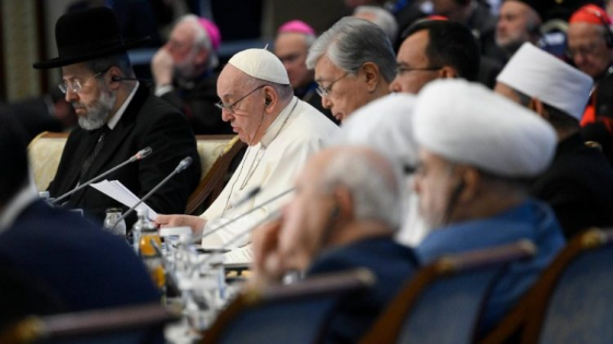 Le Pape François signe un document affirmant que les différences de religion font partie de la volon Unnam208