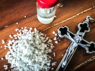 CARBONIA -Préparez vos maisons, préparez les sacramentaux. Eau bénie, sel, encens et huile exorcisée Web3-h10