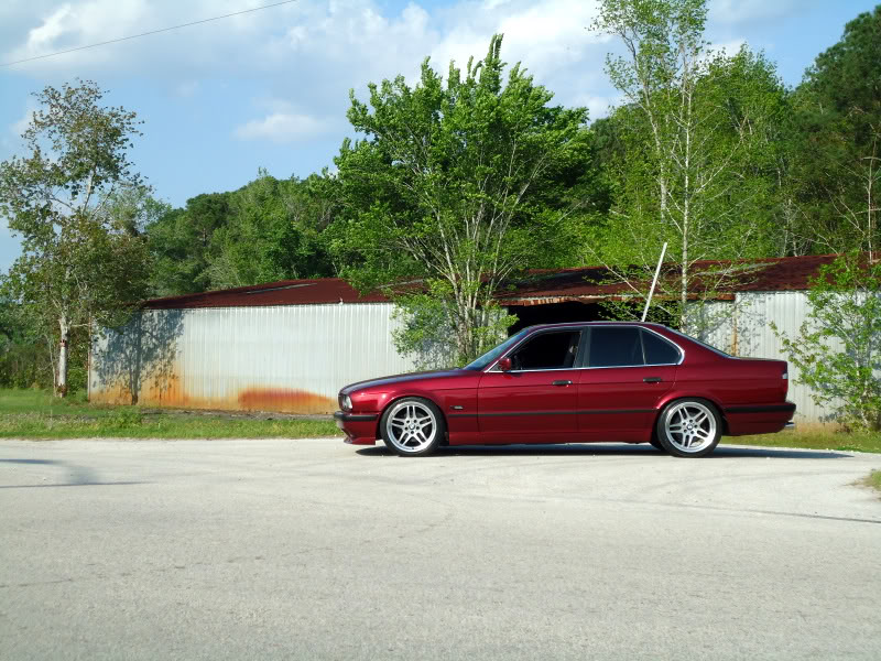 BMW e34 темно красная