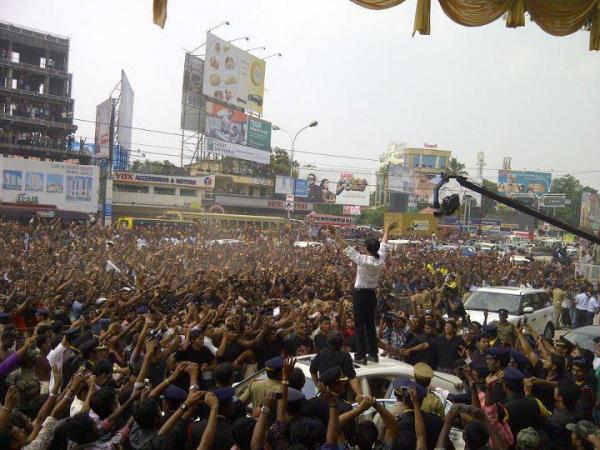 Shahrukh  dans la foule Srksho10