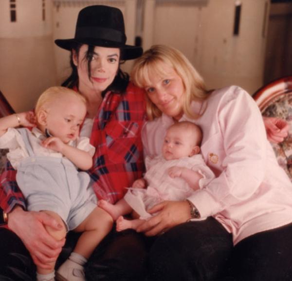 Photos michael jackson et debbie rowe L_dfbd10