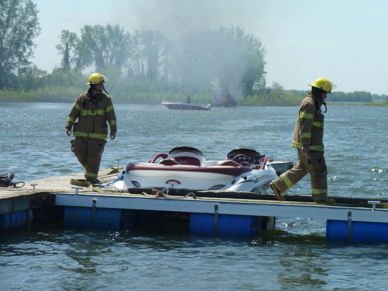 Bateau en feu sur le St-Laurent P1030214