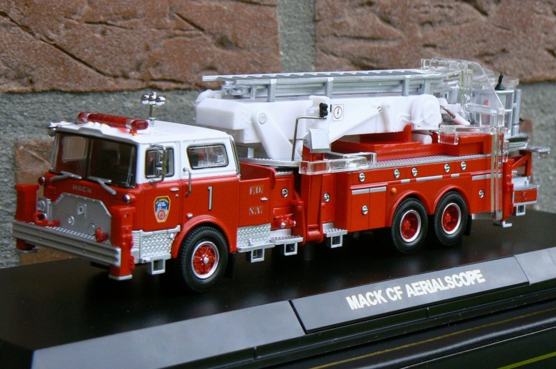 Code 3 : FDNY Mack CF Tower Ladder 1 !!! P1090710