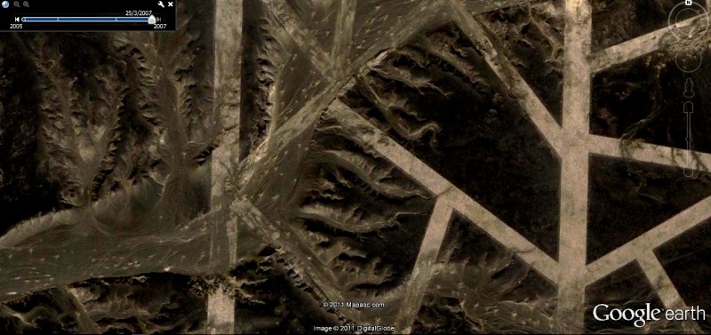 Étrange structure métallique dans un désert en Chine ! (google maps) 1113