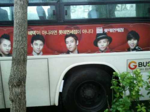 [1/8/11][Pics]Big Bang “Lotte Duty Free” trên xe buýt 19hv110