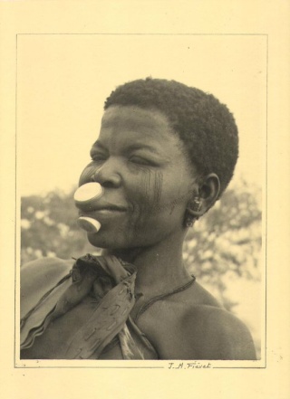 Makonde people, Diviner's Horn (Féticheur), Mtete,  Mueda plateau, southeast Tanzania and northern Mozambique Ragazz10
