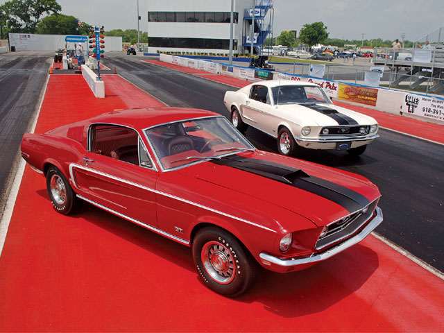 Détail: Bande noir sur capot Mustang 1968 1968_m16