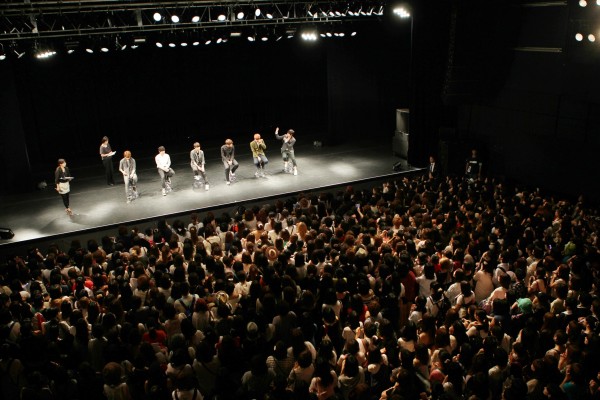 5.000 aficionados asistieron a la presentacion de B2st "Promise Event" en Japón 20110917