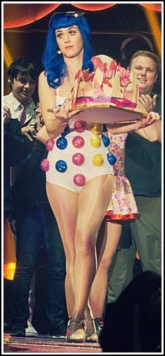 Katy Perry: son gâteau d'anniversaire en plein concert. Katy12