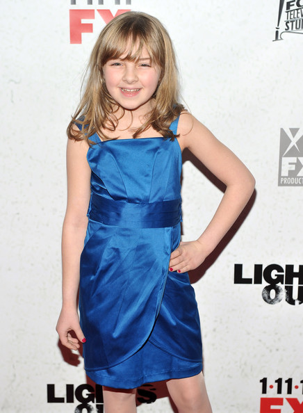 Lily Pilblad es Ella Blake Lights10