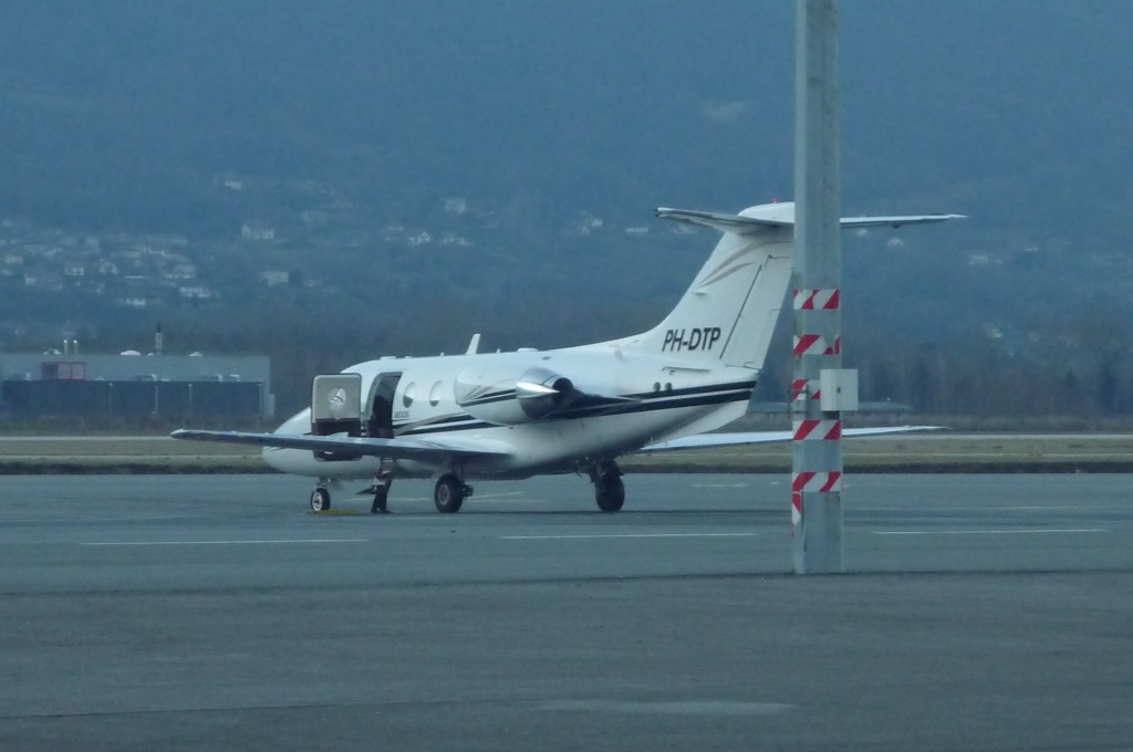 Chambéry Savoie LFLB / CMF 26/12/2011 Quelques Biz jets!!! P1100323