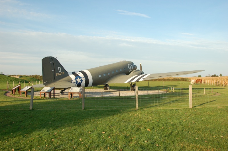 Pour les amoureux du C-47 : Musée de la batterie de Merville  Batter12