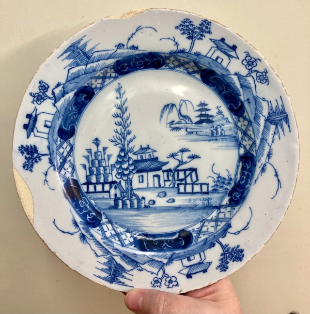 English 18thC blue & white Delftware plate 0f7f9010