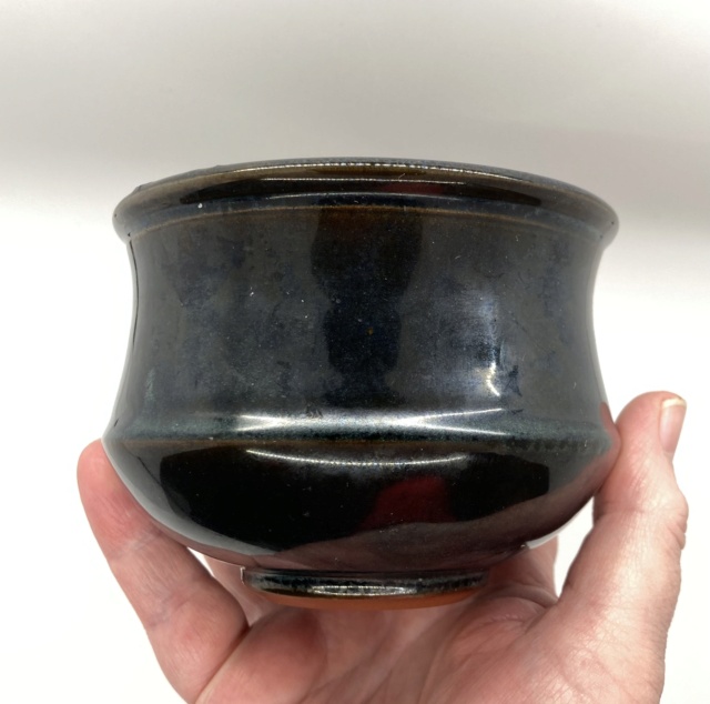 Small unmarked black bowl  472d7510