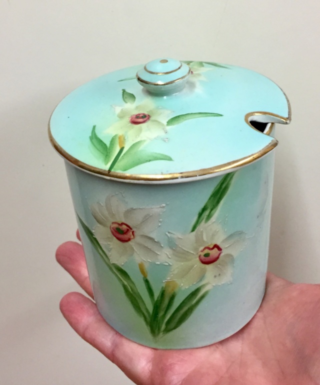 Vintage jam jar with daffodils  50661d10