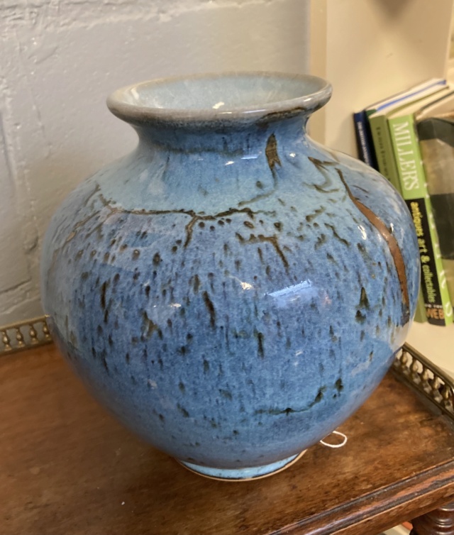 Blue vase with mystery signature, Roundary?   65009c10