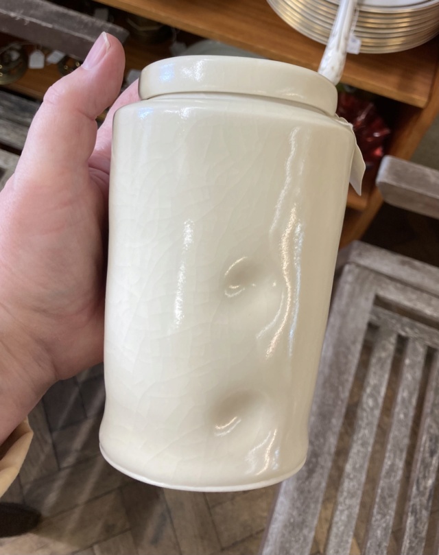 Unmarked lidded porcelain pot  83afd910