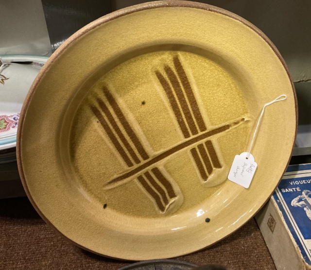 Slipware plate, unmarked  83dc2d10