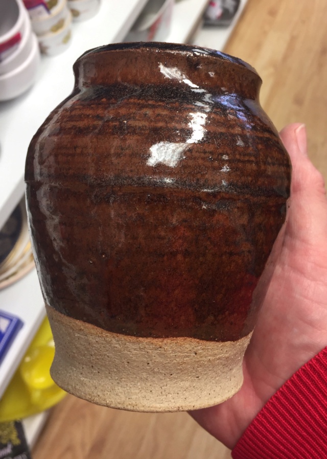 Brown vase inscribed ER or JR mark  94bbef10