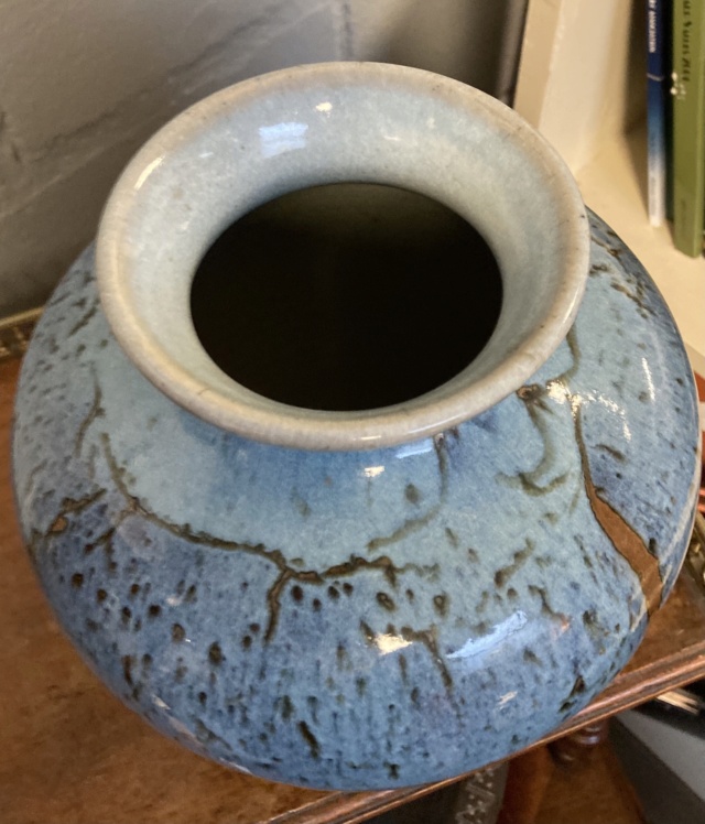Blue vase with mystery signature, Roundary?   9da45610