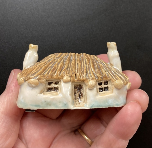Pottery crofter’s cottage with thatched roof, Scottish?  Ac8e8810