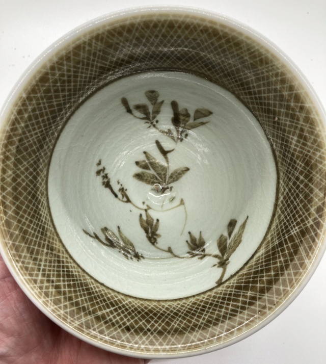 Unmarked small bowl  B3104310