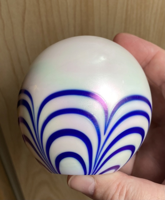 Pearlescent white glass paperweight with blue pulled feather decoration  F09d8010