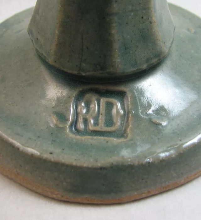 Unknown pottery dish, RD mark - Richard Daniels?  Myster42