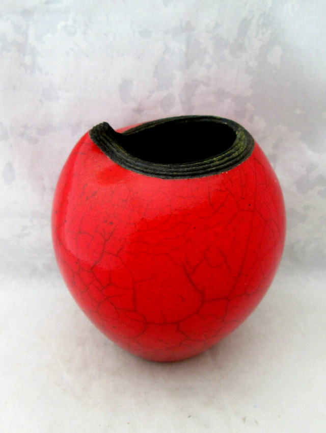 Red raku vase, r mark - Neil Richardson  Nmark_10