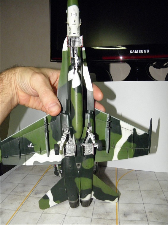 F-18 B a la green giant  1010