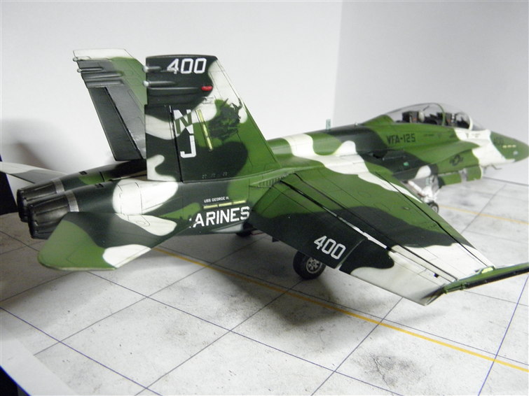 F-18 B a la green giant  210