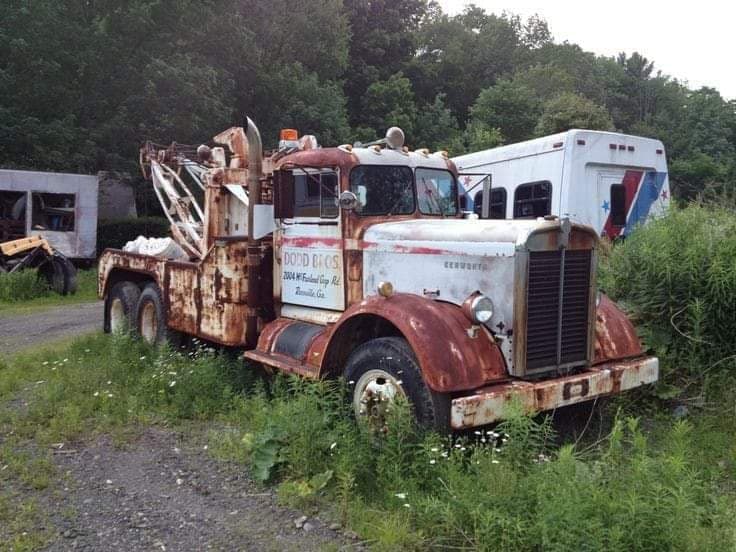 Peterbilt 281 Wrecker  252