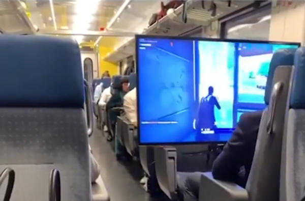Il prend sa télé pour jouer... dans le train 53175310