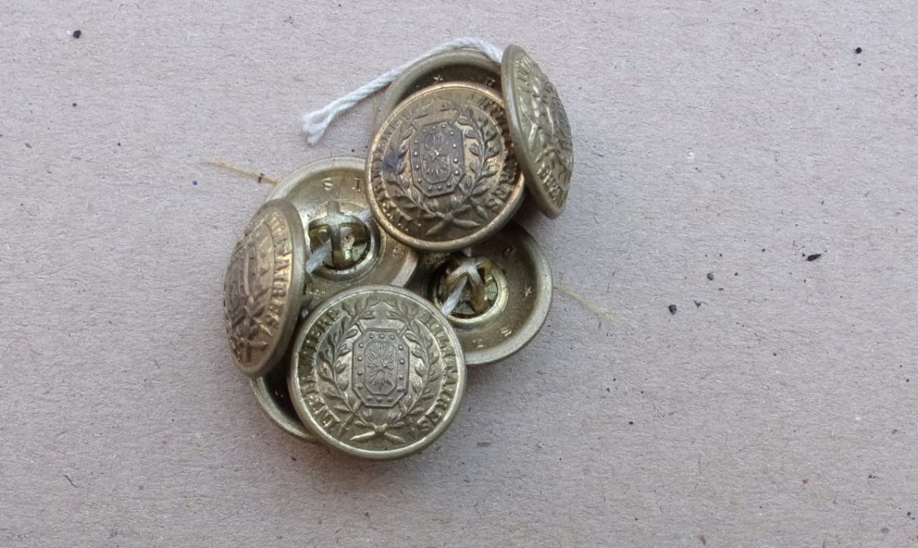 Lot de 7 boutons infirmiers militaires , 1900 ou avant ? 100_0330