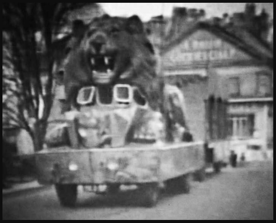 LABOURIER HARD du cirque PINDER  Char de parade LION 00000270