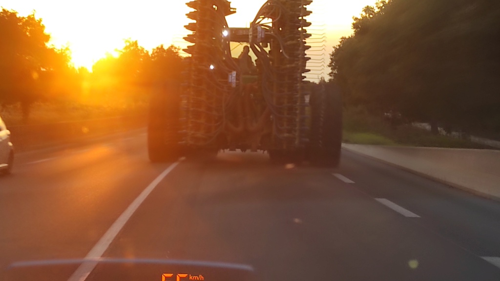 Jamais vu un tracteur aussi large 0_1586
