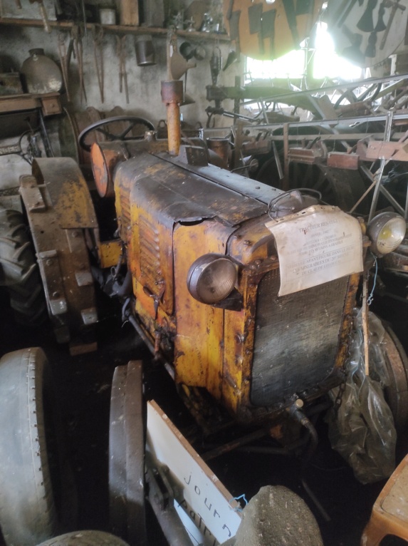 70 Loulans les forges : la ferme du tracteur de Mr Bouchaton Img_5407