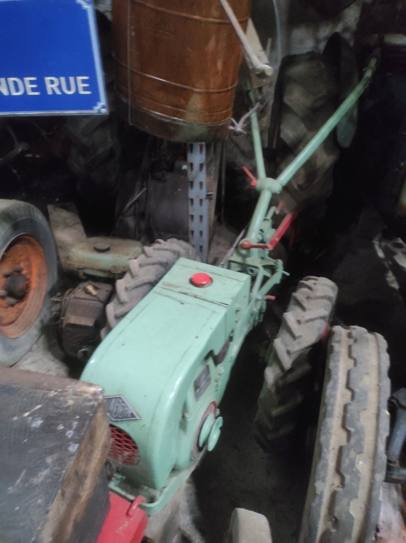 70 Loulans les forges : la ferme du tracteur de Mr Michel Bouchaton Img_5425