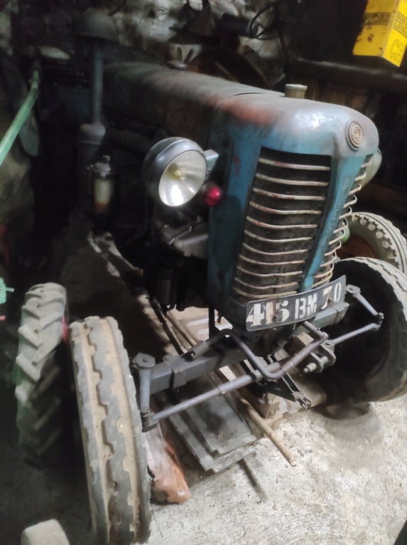 70 Loulans les forges : la ferme du tracteur de Mr Michel Bouchaton Img_5426