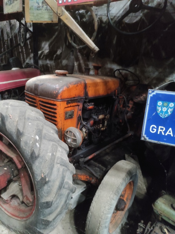 70 Loulans les forges : la ferme du tracteur de Mr Bouchaton Img_5429