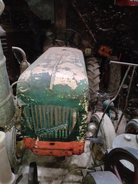 70 Loulans les forges : la ferme du tracteur de Mr Bouchaton Img_5431