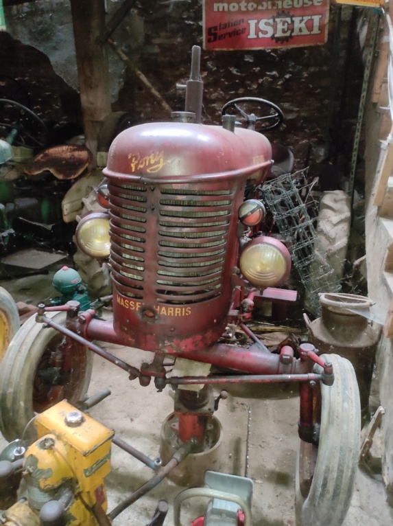 70 Loulans les forges : la ferme du tracteur de Mr Bouchaton Img_5434