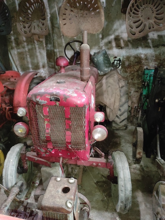 70 Loulans les forges : la ferme du tracteur de Mr Michel Bouchaton Img_5440