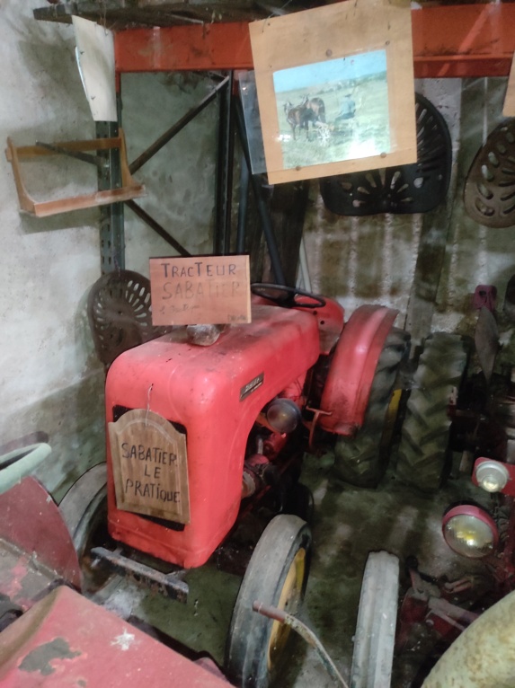 70 Loulans les forges : la ferme du tracteur de Mr Michel Bouchaton Img_5441
